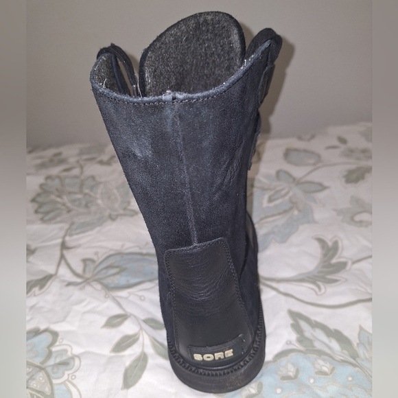 A pair of Sorel men\'s black leather and suede boots in a size 13.